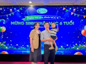 Gia đình cán bộ nhân viên rạng rỡ chụp ảnh kỷ niệm trước sân khấu sự kiện mừng sinh nhật và kỷ niệm thành lập VCC 6 tuổi.