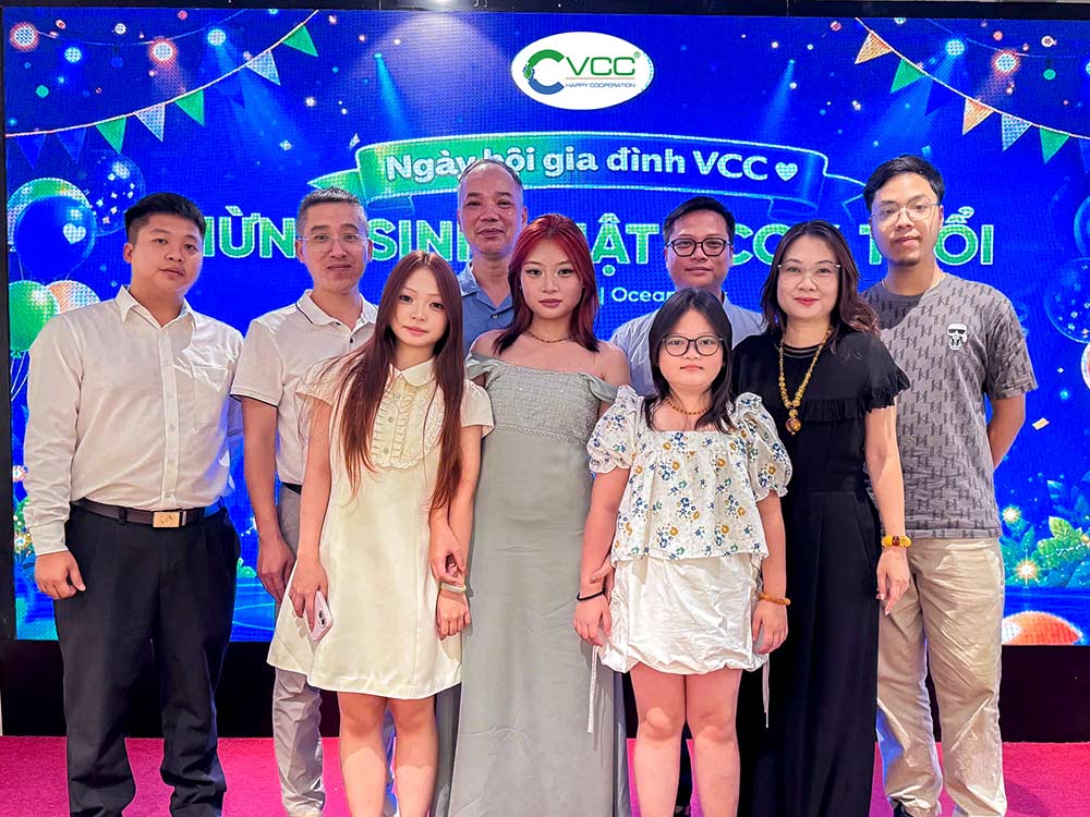 Tập Thể đại Gia đình Các Cán Bộ Nhân Viên Cùng Nhau Chụp ảnh Lưu Niệm Tại Sân Khấu Ngày Hội Gia đình Mừng Sinh Nhật Vcc 6 Tuổi  Vcc Sealant   Sản Xuất Phân Phối Keo Silicone Và Chất Kết Dính Chuyên Nghiệp