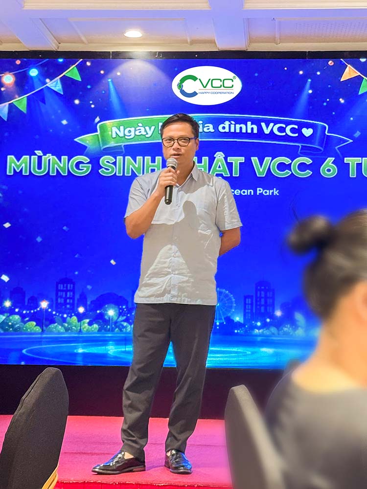 Ông Nguyễn Văn Thành   Chủ Tịch HĐqt Kiêm Tổng Giám đốc Vcc đang đứng Trên Sân Khấu Phát Biểu Tri ân Tại Sự Kiện Kỷ Niệm Thành Lập Công Ty 6 Tuổi  Vcc Sealant   Sản Xuất Phân Phối Keo Silicone Và Chất Kết Dính Chuyên Nghiệp
