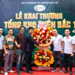Đại Diện đối Tác Chiến Lược Bắt Tay Chúc Mừng Ban Lãnh đạo Tại Lễ Khai Trương Tổng Kho Vcc Nam Định  Vcc Sealant   Sản Xuất Phân Phối Keo Silicone Và Chất Kết Dính Chuyên Nghiệp