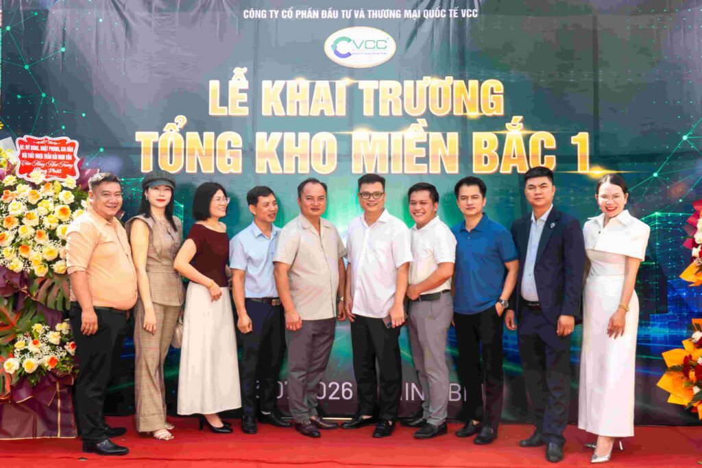 Hình ảnh ban lãnh đạo tại sự kiện khai trương tổng kho VCC Nam Định – VCC Sealant - Sản xuất, phân phối keo silicone và chất kết dính chuyên nghiệp Ban Lãnh đạo Vcc Và Các đại Biểu Khách Quý Chụp ảnh Lưu Niệm Tại Lễ Khai Trương Tổng Kho Vcc Nam Định Vcc Sealant Sản Xuất Phân Phối Keo Silicone Và Chất Kết Dính Chuyên Nghiệp