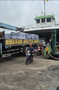 Xe tải lớn vận chuyển các kiện hàng keo VCC qua phà để cung ứng cho dự án ven biển Cần Giờ.