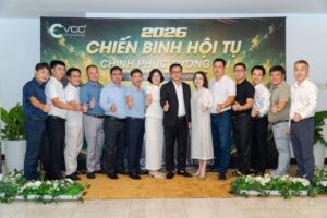 Ban lãnh đạo VCC và đại diện các nhà phân phối chụp ảnh lưu niệm tại team building VCC