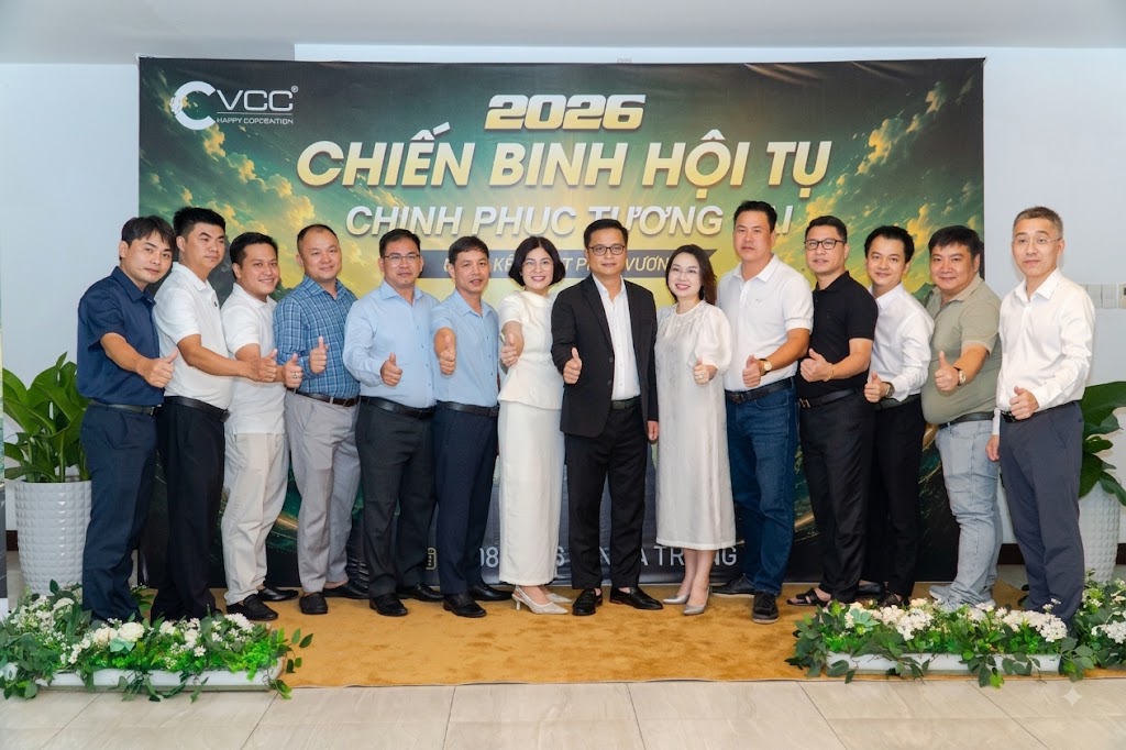 Ban lãnh đạo VCC và đại diện các nhà phân phối chụp ảnh lưu niệm tại team building VCC