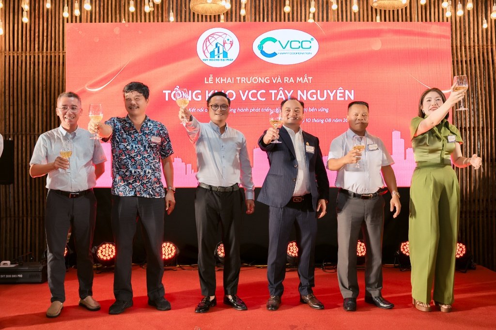 Ban lãnh đạo nâng ly chúc mừng khai trương tổng kho VCC tại Tây Nguyên – VCC Sealant - Sản xuất, phân phối keo silicone và chất kết dính chuyên nghiệp Đại Diện Ban Lãnh đạo Vcc Và Giám đốc Công Ty Huy Hoàng Đại Phát Rạng Rỡ Nâng Ly Rượu Vang Trên Sân Khấu Chúc Mừng Sự Kiện Khai Trương Tổng Kho Vcc Tại Tây Nguyên Thành Công Rực Rỡ Vcc Sealant Sản Xuất Phân Phối Keo Silicone Và Chất Kết Dính Chuyên Nghiệp