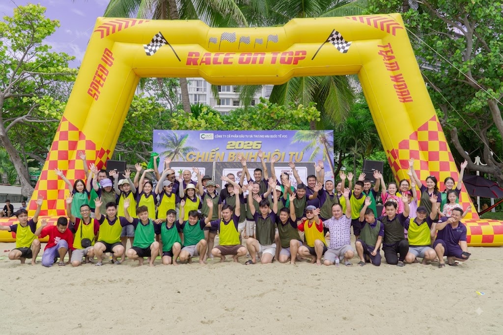 Các đội chơi hào hứng giơ tay quyết tâm trong hoạt động team building VCC – VCC Sealant - Sản xuất, phân phối keo silicone và chất kết dính chuyên nghiệp Các đội Chơi Team Building Vcc Rạng Rỡ Giơ Tay Cổ Vũ Ngoài Bãi Biển Nha Trang Vcc Sealant Sản Xuất Phân Phối Keo Silicone Và Chất Kết Dính Chuyên Nghiệp