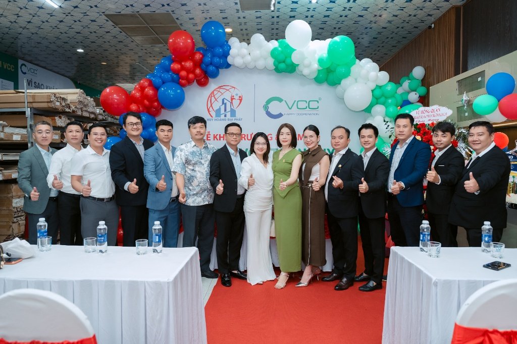 Đại biểu và ban lãnh đạo chụp ảnh tại lễ khai trương tổng kho VCC tại Tây Nguyên – VCC Sealant - Sản xuất, phân phối keo silicone và chất kết dính chuyên nghiệp Ban Lãnh đạo Vcc đại Diện Công Ty Huy Hoàng Đại Phát Cùng Các đối Tác Khách Quý Chụp ảnh Lưu Niệm Tại Sự Kiện Lễ Khai Trương Tổng Kho Vcc Tại Tây Nguyên Vcc Sealant Sản Xuất Phân Phối Keo Silicone Và Chất Kết Dính Chuyên Nghiệp