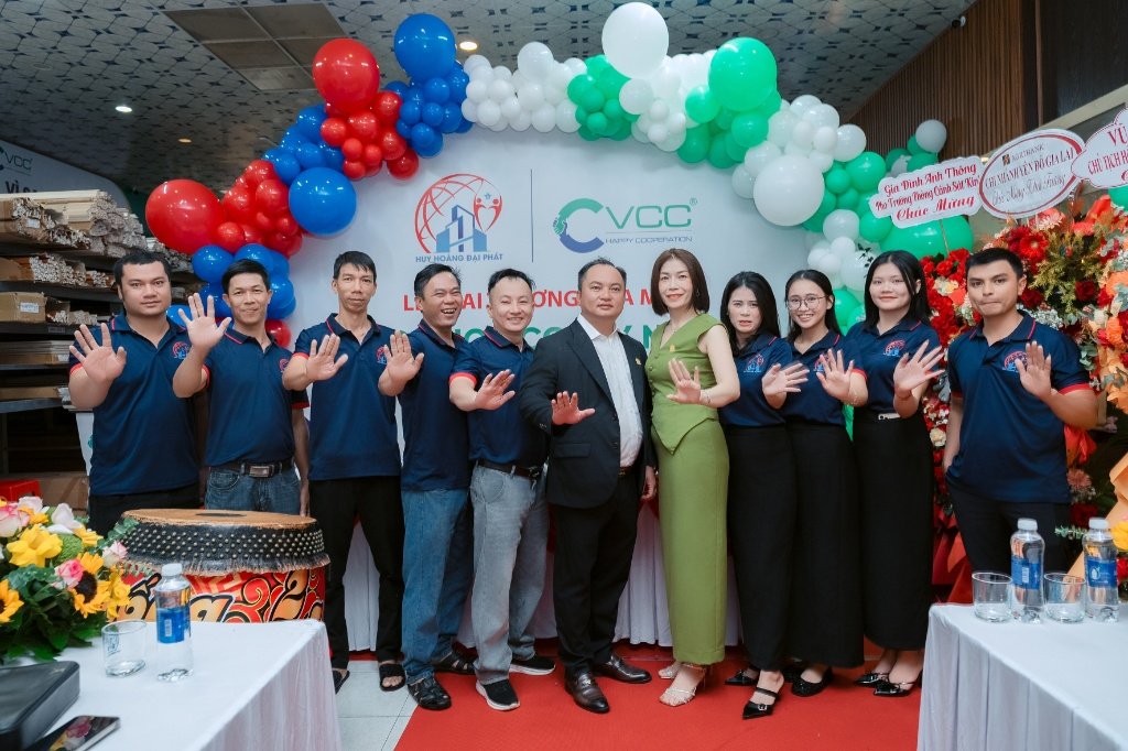 Đội ngũ nhân viên nhiệt huyết tại tổng kho VCC tại Tây Nguyên – VCC Sealant - Sản xuất, phân phối keo silicone và chất kết dính chuyên nghiệp Đội Ngũ Nhân Sự Nòng Cốt Của đối Tác Huy Hoàng Đại Phát Và đại Diện Vcc Rạng Rỡ Thể Hiện Sự Quyết Tâm Trên Sân Khấu Lễ Khai Trương Tổng Kho Vcc Tại Tây Nguyên Vcc Sealant Sản Xuất Phân Phối Keo Silicone Và Chất Kết Dính Chuyên Nghiệp