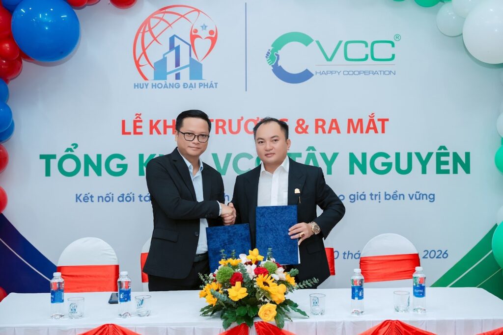 Lễ ký kết hợp tác khai trương tổng kho VCC tại Tây Nguyên – VCC Sealant - Sản xuất, phân phối keo silicone và chất kết dính chuyên nghiệp Tổng Giám đốc Vcc Và Giám đốc Công Ty Huy Hoàng Đại Phát Bắt Tay Ký Kết Hợp Tác Tại Sự Kiện Khai Trương Tổng Kho Vcc Tại Tây Nguyên Vcc Sealant Sản Xuất Phân Phối Keo Silicone Và Chất Kết Dính Chuyên Nghiệp