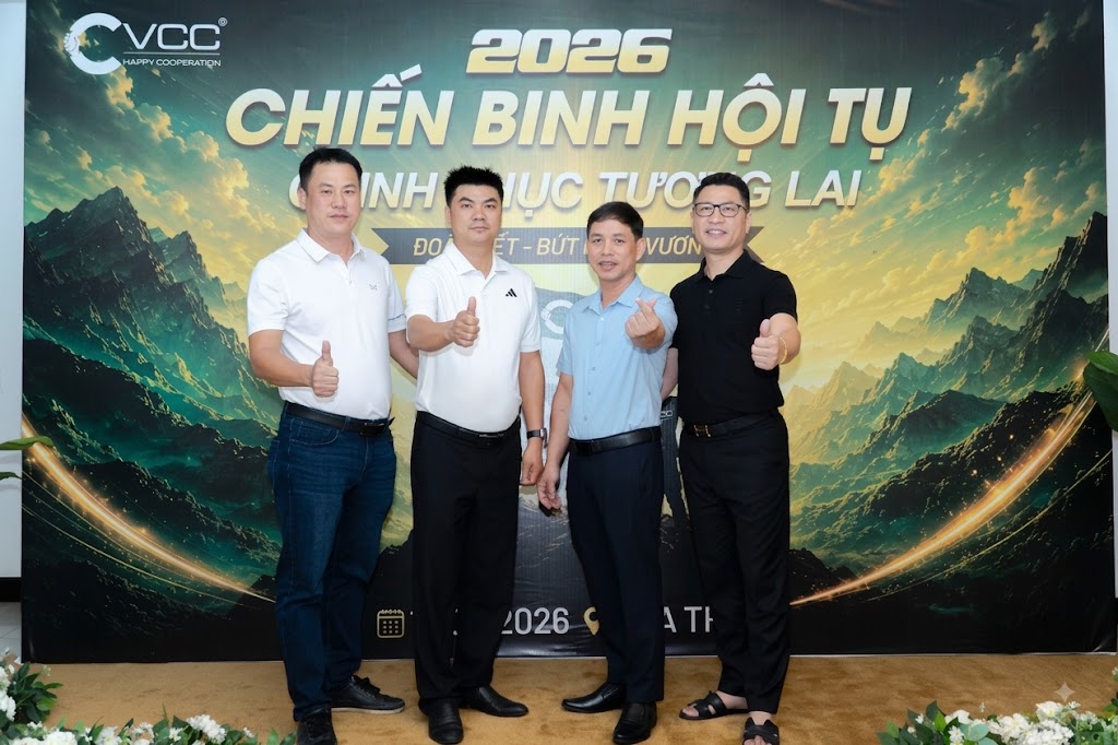 Đại diện các Nhà phân phối check-in tại sự kiện team building VCC 2026 – VCC Sealant - Sản xuất, phân phối keo silicone và chất kết dính chuyên nghiệp Các Nhà Phân Phối Vcc Chụp ảnh Kỷ Niệm Rạng Rỡ Trước Backdrop Sự Kiện Team Building Vcc Vcc Sealant Sản Xuất Phân Phối Keo Silicone Và Chất Kết Dính Chuyên Nghiệp