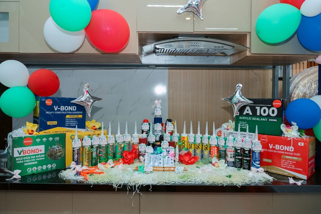 Trưng bày các dòng keo chuyên dụng tại tổng kho VCC tại Tây Nguyên – VCC Sealant - Sản xuất, phân phối keo silicone và chất kết dính chuyên nghiệp Các Thùng Keo Vcc Vbond+ A100 Chuyên Dụng được Phân Phối Tại Tổng Kho Vcc Tại Tây Nguyên Vcc Sealant Sản Xuất Phân Phối Keo Silicone Và Chất Kết Dính Chuyên Nghiệp