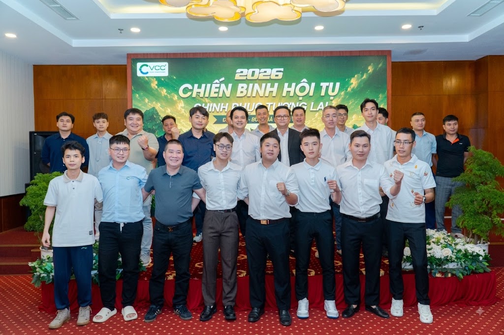 Tập thể nam cán bộ công nhân viên chụp ảnh kỷ niệm tại Gala Dinner team building VCC 2026 Văn bản thay thế (ALT Text): – VCC Sealant - Sản xuất, phân phối keo silicone và chất kết dính chuyên nghiệp Tập Thể Nam Cán Bộ Nhân Viên Vcc đứng Trên Sân Khấu Thể Hiện Quyết Tâm Trong Gala Dinner Team Building Vcc Vcc Sealant Sản Xuất Phân Phối Keo Silicone Và Chất Kết Dính Chuyên Nghiệp