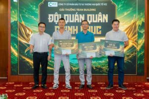 Đại diện Ban tổ chức và các đội đạt giải Quán quân, Á quân, Giải Ba chụp ảnh lưu niệm tại Gala Dinner team building VCC
