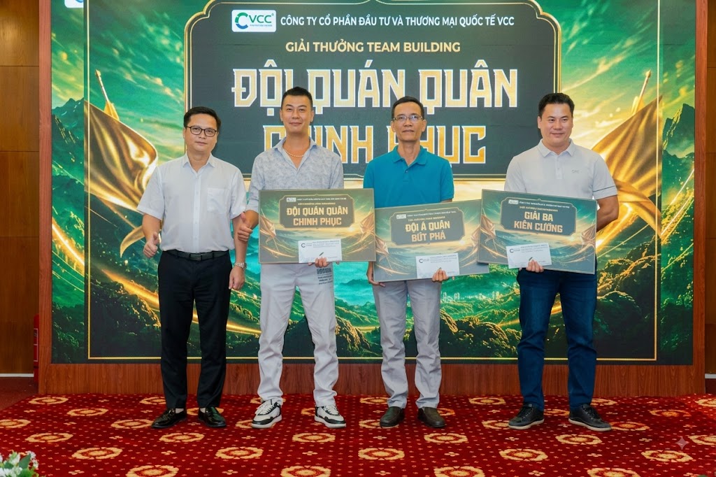Đại diện Ban tổ chức và các đội đạt giải Quán quân, Á quân, Giải Ba chụp ảnh lưu niệm tại Gala Dinner team building VCC