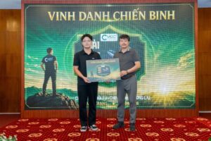 Ban tổ chức trao Giải Đặc Biệt xe Honda Air Blade 125 cho chiến binh xuất sắc trong Gala Dinner team building VCC