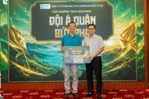 Ban tổ chức trao Giải Đội Á Quân Bứt Phá cho đại diện đội chơi trong đêm Gala Dinner team building VCC