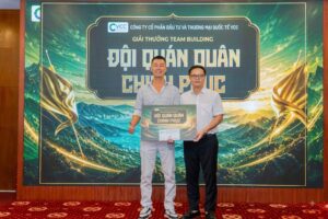 Ban tổ chức trao Giải Đội Quán Quân Chinh Phục cho đại diện đội vô địch trong đêm Gala Dinner team building VCC