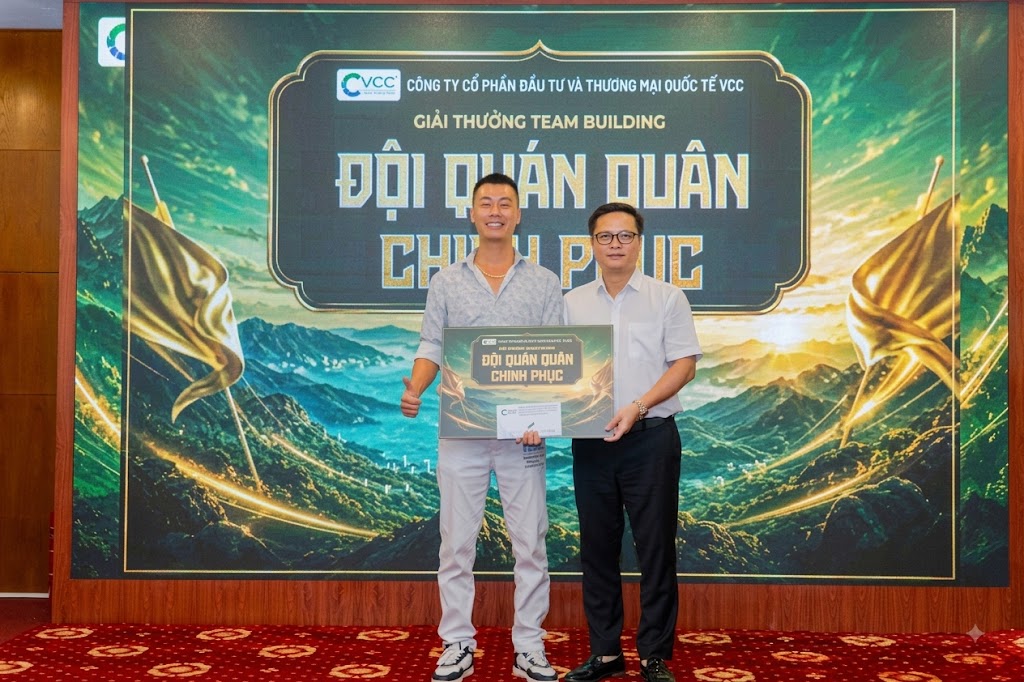 Ban tổ chức trao Giải Đội Quán Quân Chinh Phục cho đại diện đội vô địch trong đêm Gala Dinner team building VCC