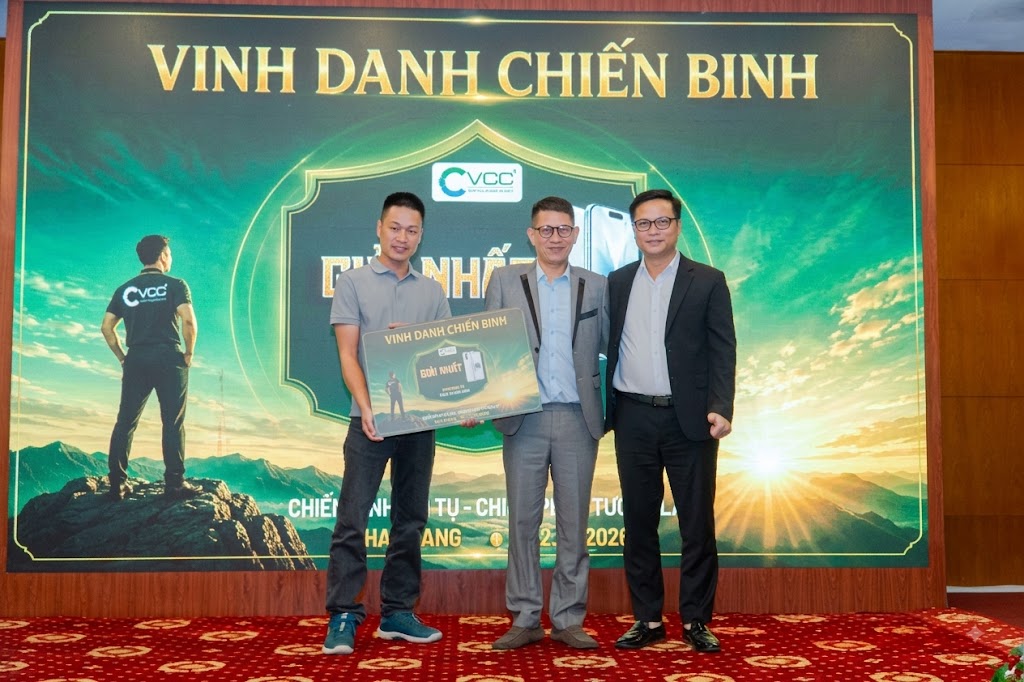 Ban lãnh đạo VCC trao Giải Nhất chương trình Tìm kiếm chiến binh trong đêm Gala Dinner team building VCC