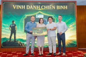 Ban tổ chức trao Giải Nhì chương trình Tìm kiếm chiến binh trong đêm Gala Dinner team building VCC
