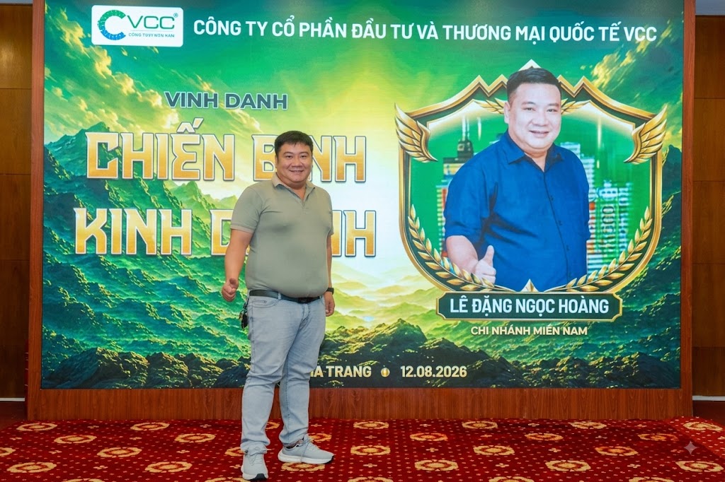 Vinh danh cá nhân xuất sắc hạng mục Chiến binh kinh doanh Chi nhánh Miền Nam trong Gala Dinner team building VCC