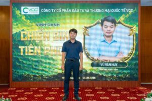 Vinh danh cá nhân xuất sắc hạng mục Chiến binh tiên phong Phòng Kho vận trong Gala Dinner team building VCC