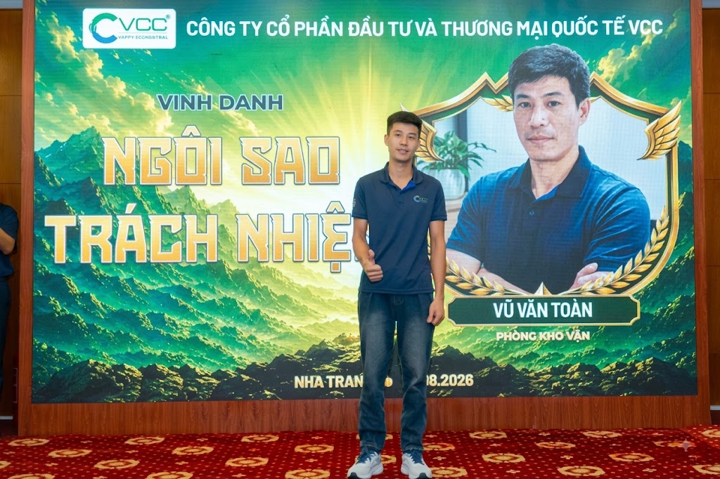 Vinh danh cá nhân xuất sắc hạng mục Ngôi sao trách nhiệm Phòng Kho vận trong Gala Dinner team building VCC