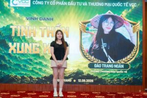 Vinh danh cá nhân xuất sắc hạng mục Tinh thần xung kích trong đêm Gala Dinner team building VCC