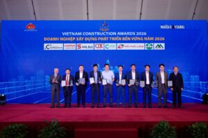 Đại diện VCC nhận cúp và chứng nhận Doanh nghiệp xây dựng phát triển bền vững năm 2026 cùng các tập đoàn hàng đầu tại Vietnam Construction Awards 2026