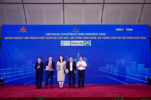 Đại diện VCC nhận cúp và chứng nhận Doanh nghiệp tiên phong phát triển vật liệu mới và công nghệ cao tại lễ trao giải Vietnam Construction Awards 2026